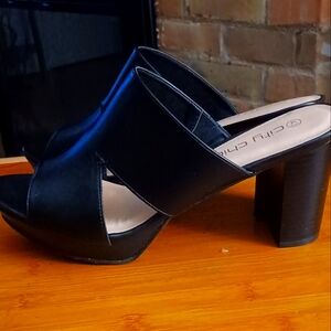 Black platform sandal